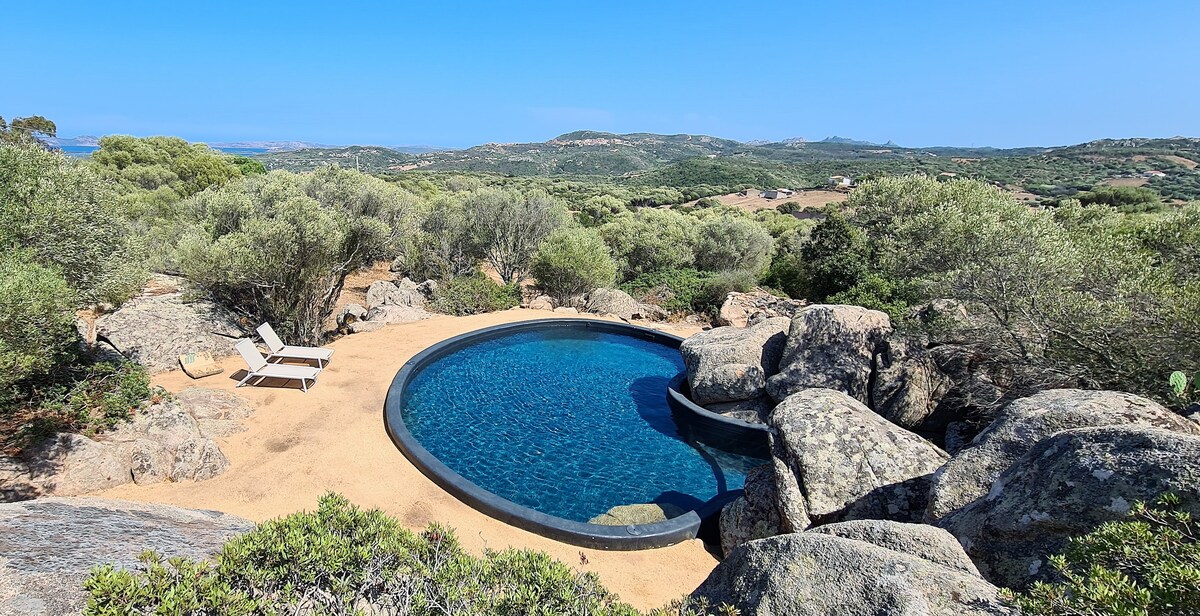 华丽的古老Gallura Stazzu。 泳池和海景