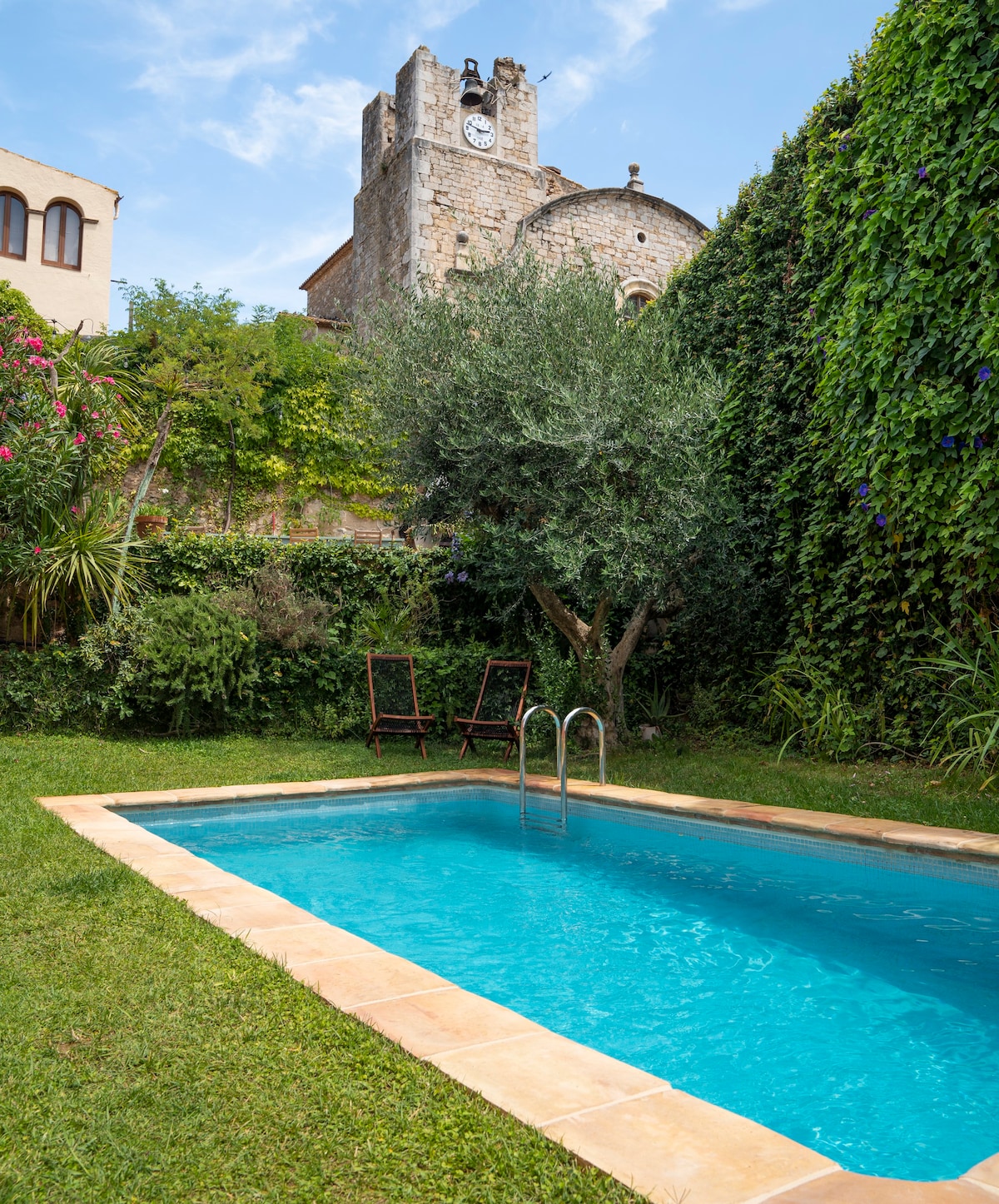 Guest apartment with garden and pool.