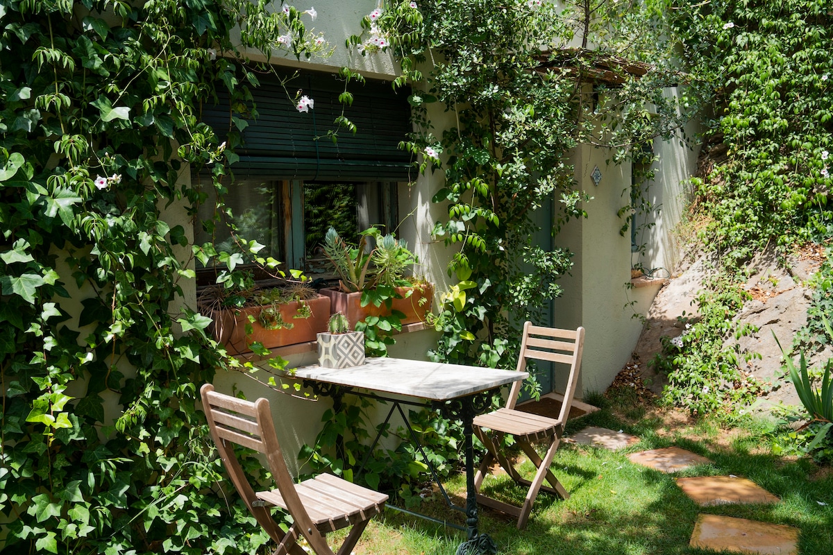 Guest apartment with garden and pool.