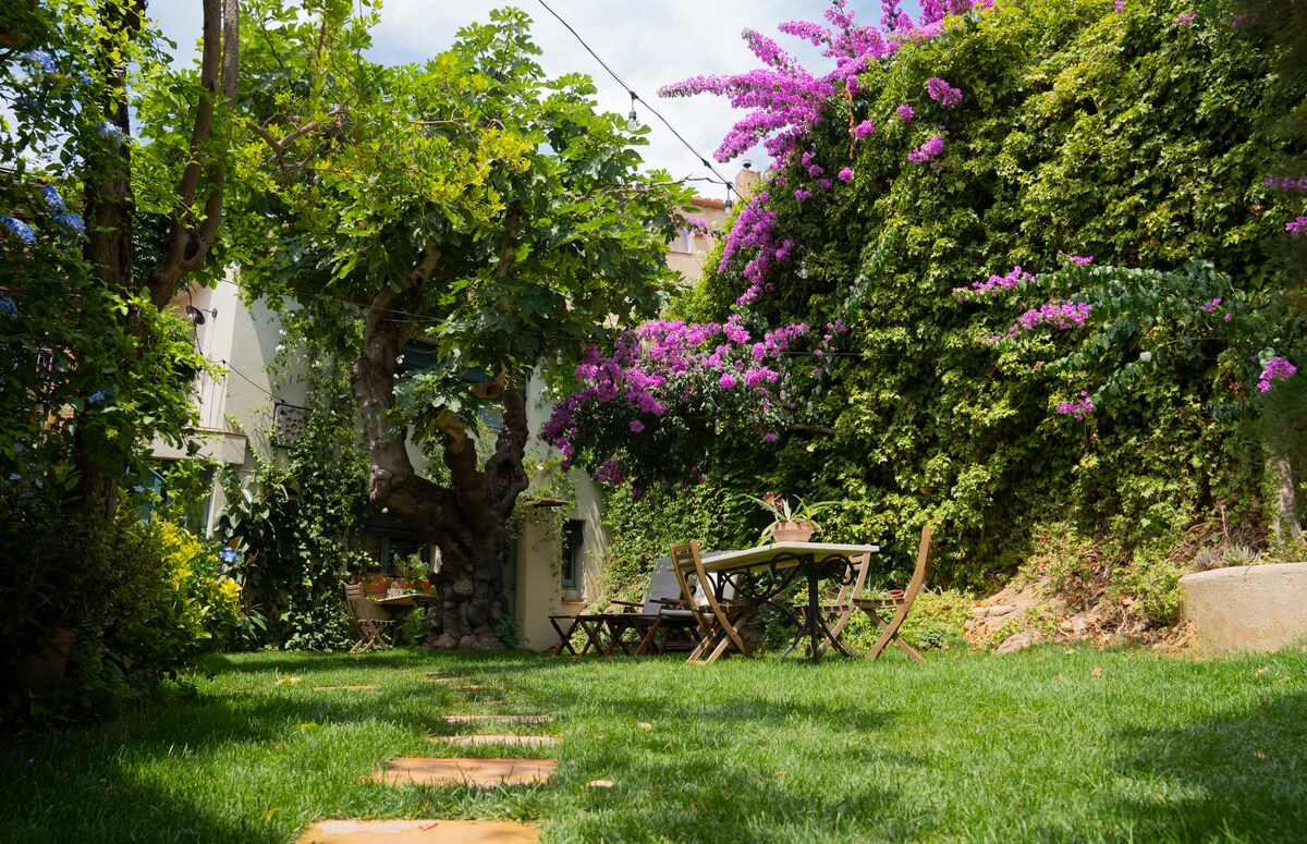 Guest apartment with garden and pool.