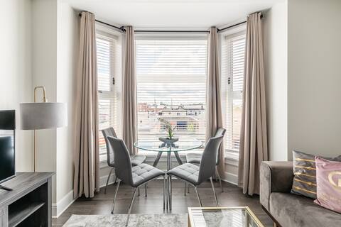 Rideau Amazing Apartment. Free Parking.