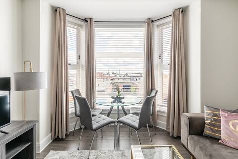 Rideau Amazing Apartment. Free Parking.