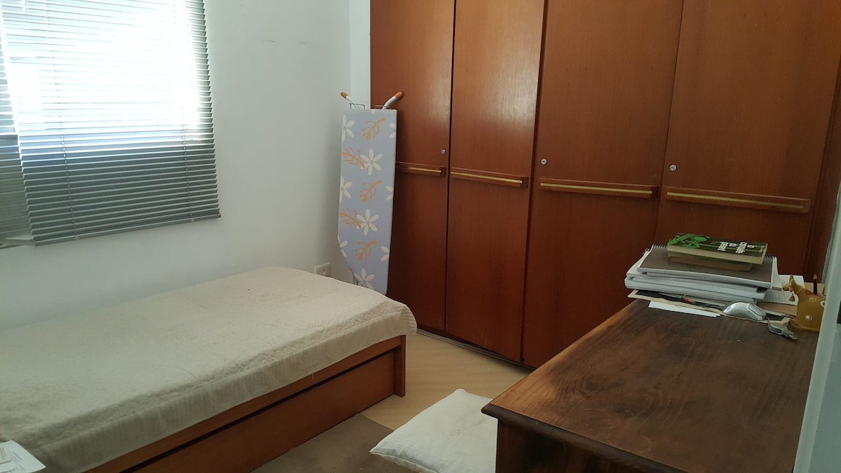 Apartamento confortável com sacada.