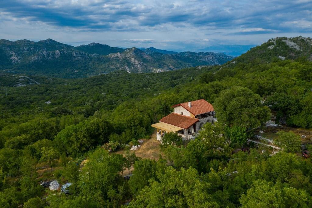 Secluded countryside villa, 15 mins from Cetinje