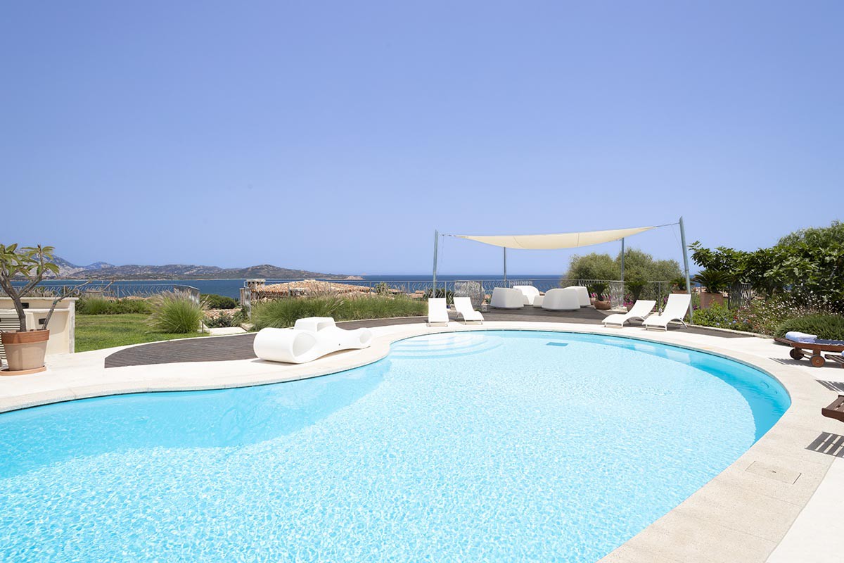 Exclusive 5 bedroom villa with pool and sea views