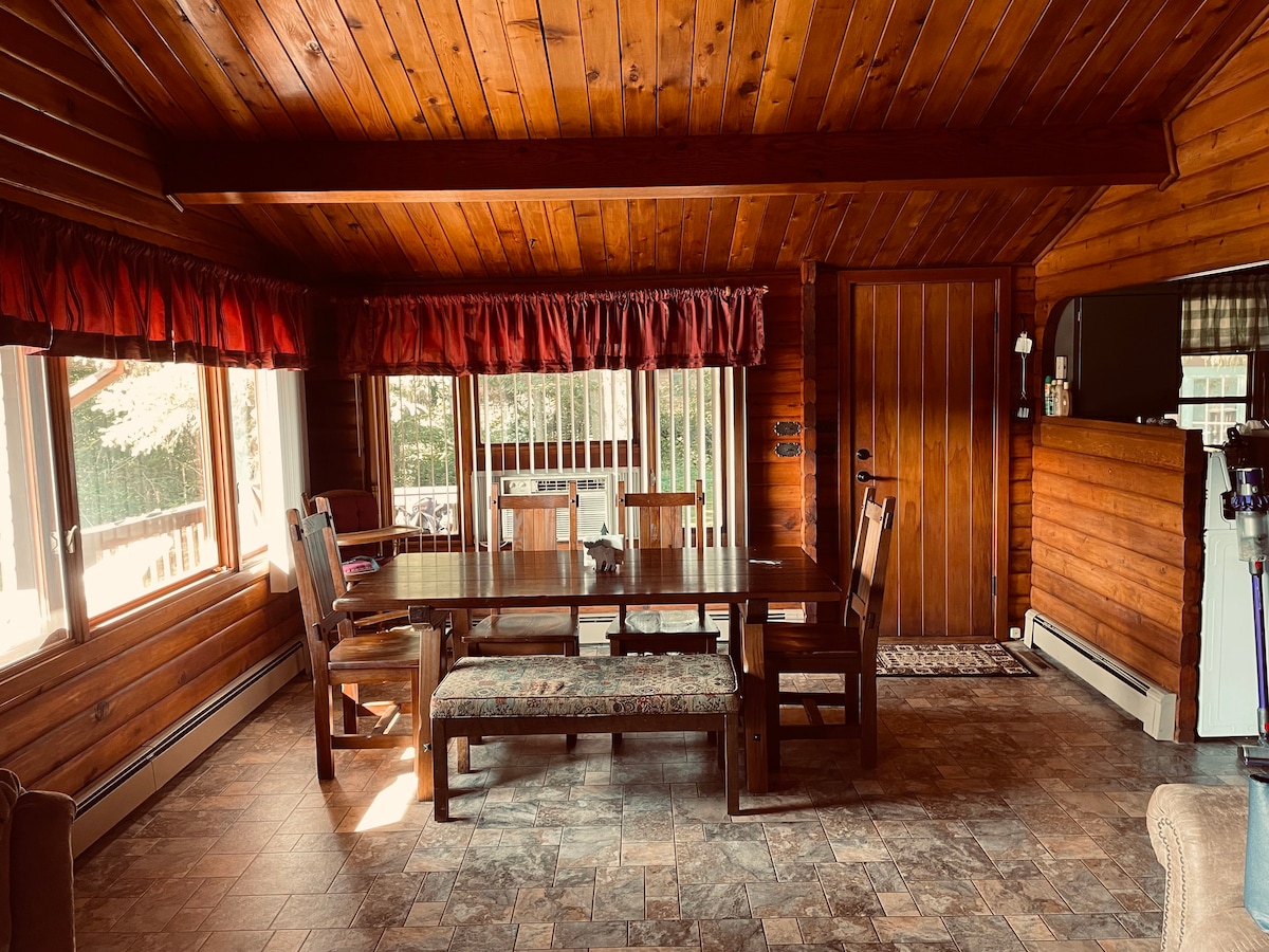 舒适的两间卧室木屋，坐落在宁静的湖泊上