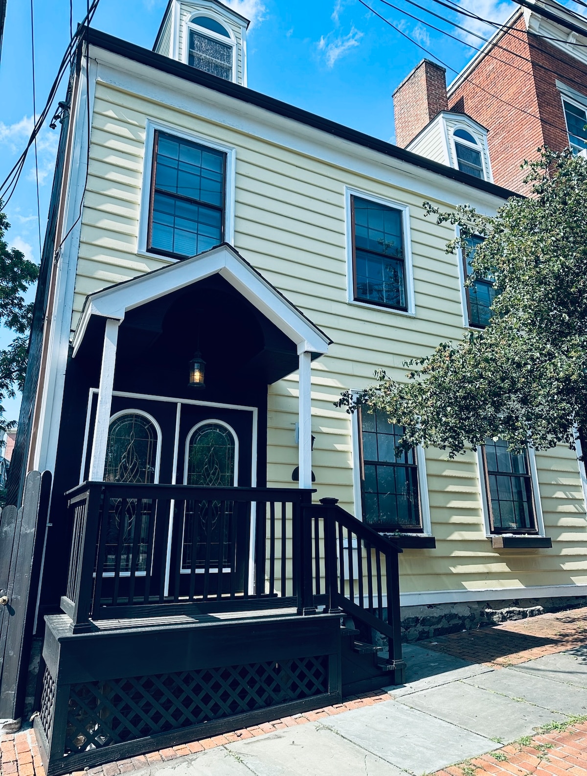 Charming Townhouse in Historic District