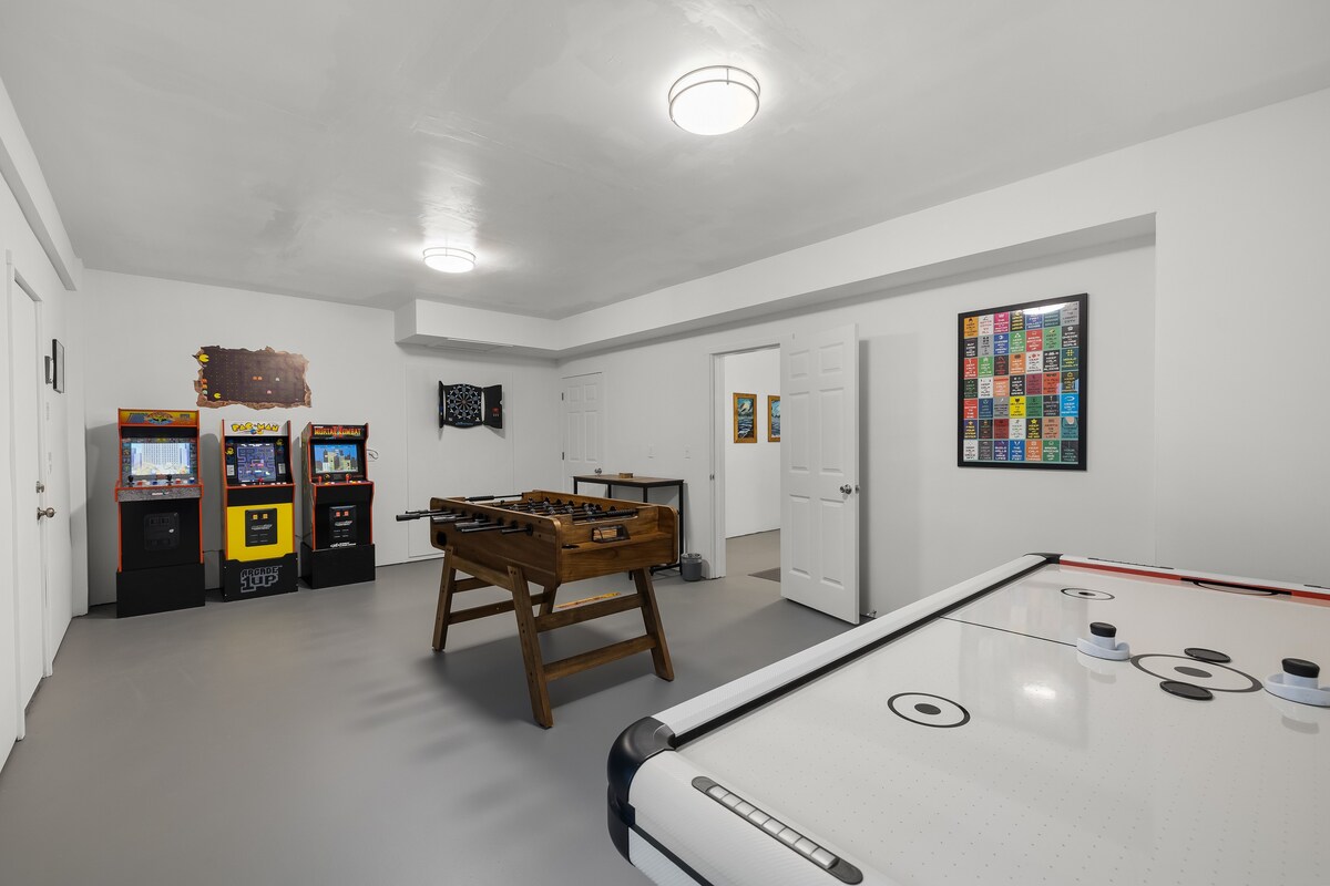 Luxury 3-bedroom Tri-Level w/ Game Room