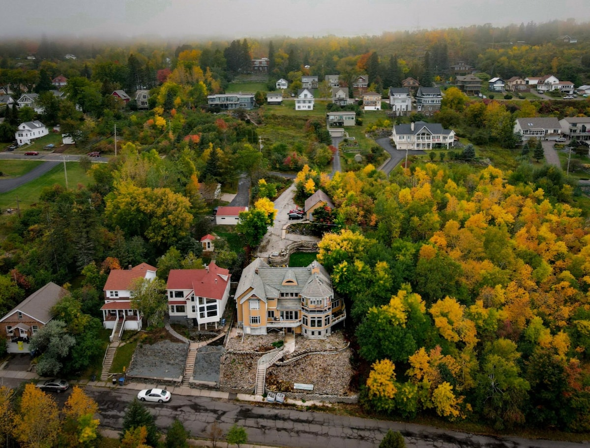 House on the Hill Duluth-Epic Lake Superior Views