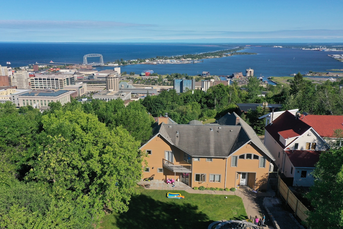 House on the Hill Duluth-Epic Lake Superior Views