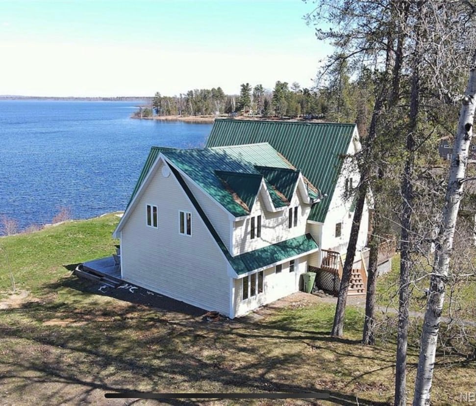 格兰德湖(Grand Lake)上的伯洛克(Burlock)海滩湖畔