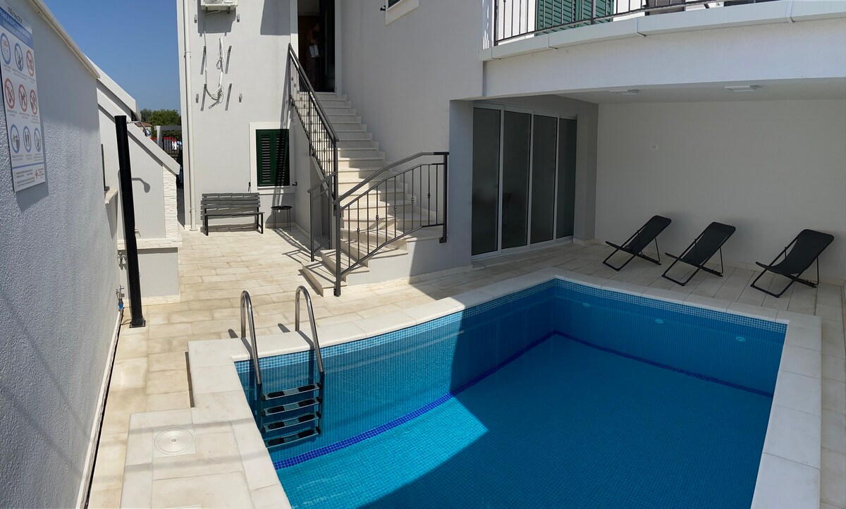 Apartmen 4- terrace and outdoor swimming pool