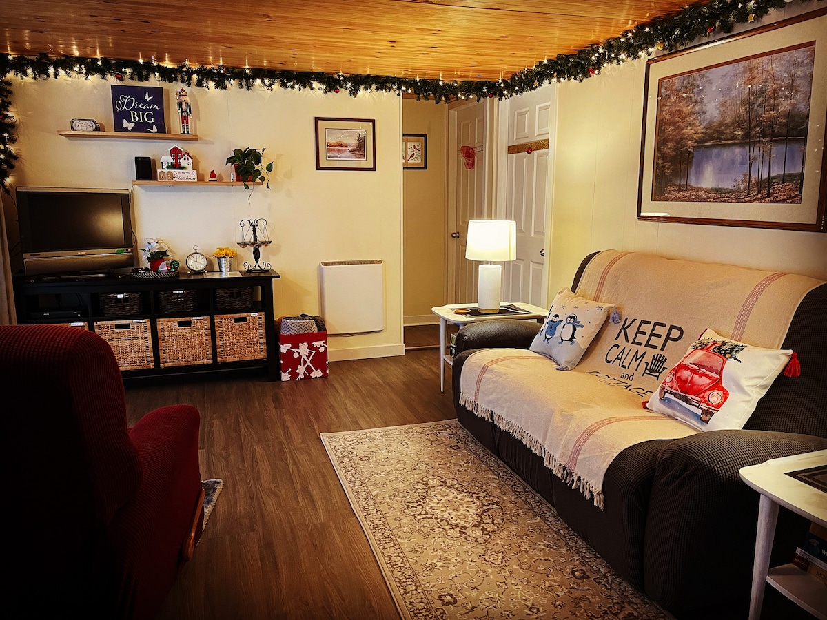 Santa's Waterfront Cottage Retreat - Cozy & Quiet