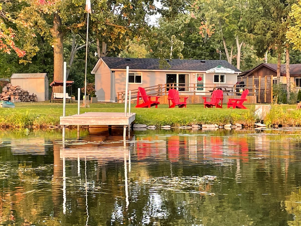 Santa's Waterfront Cottage Retreat - Cozy & Quiet