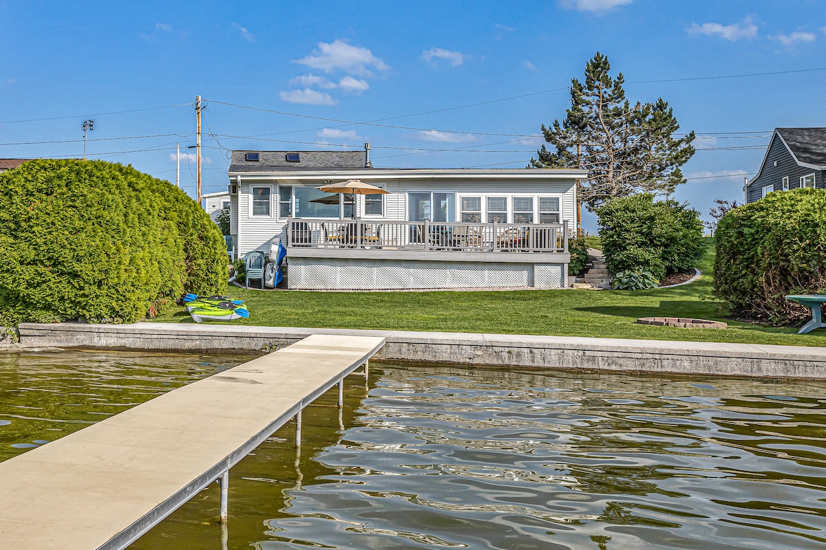 Charming Lakefront Cottage Close to Elkhart Lake