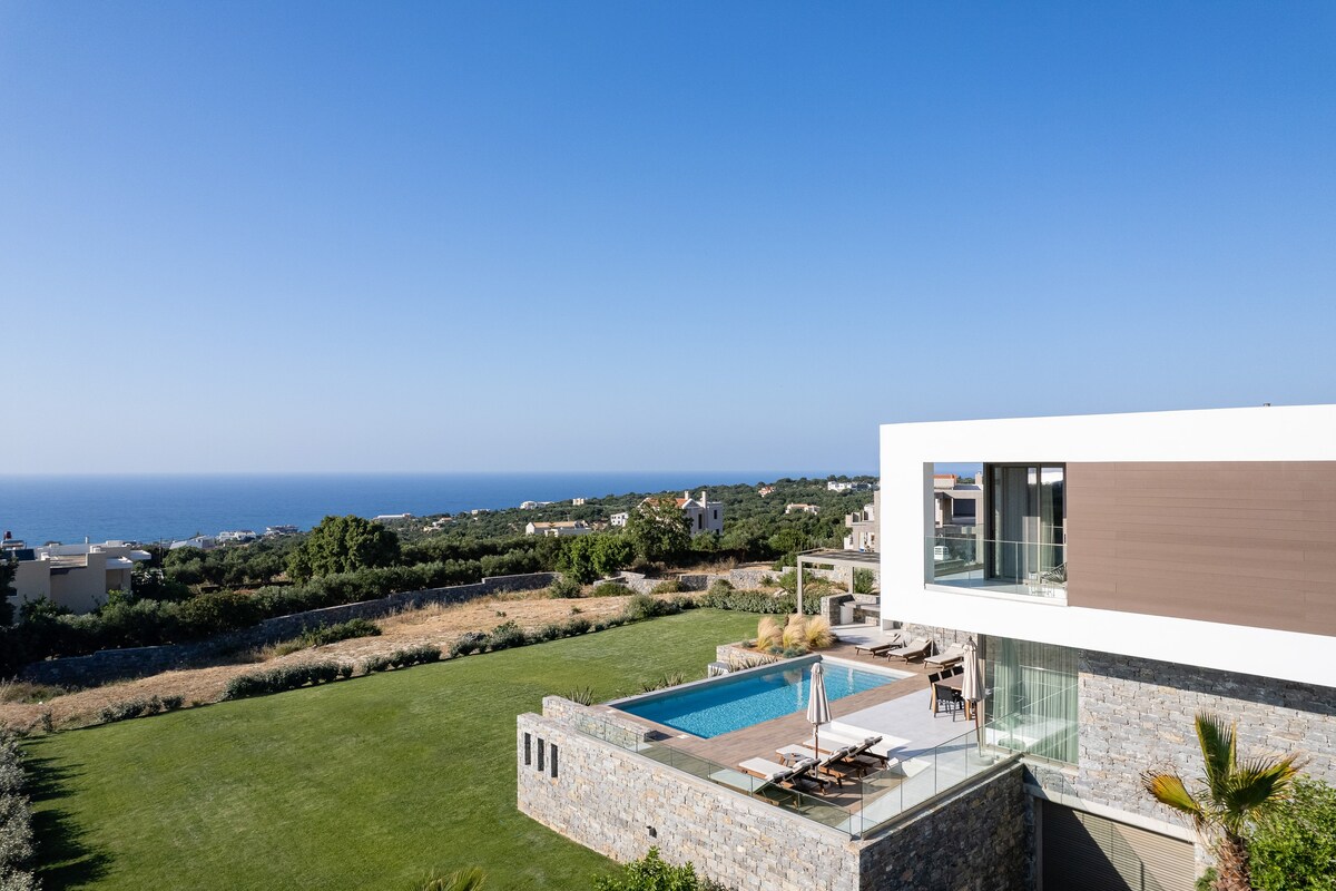 Impeccable design, total privacy and sea views!