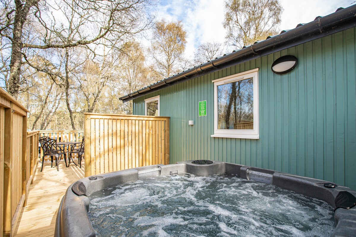 Gorse Lodge 9 with Hot Tub, near Loch Ness