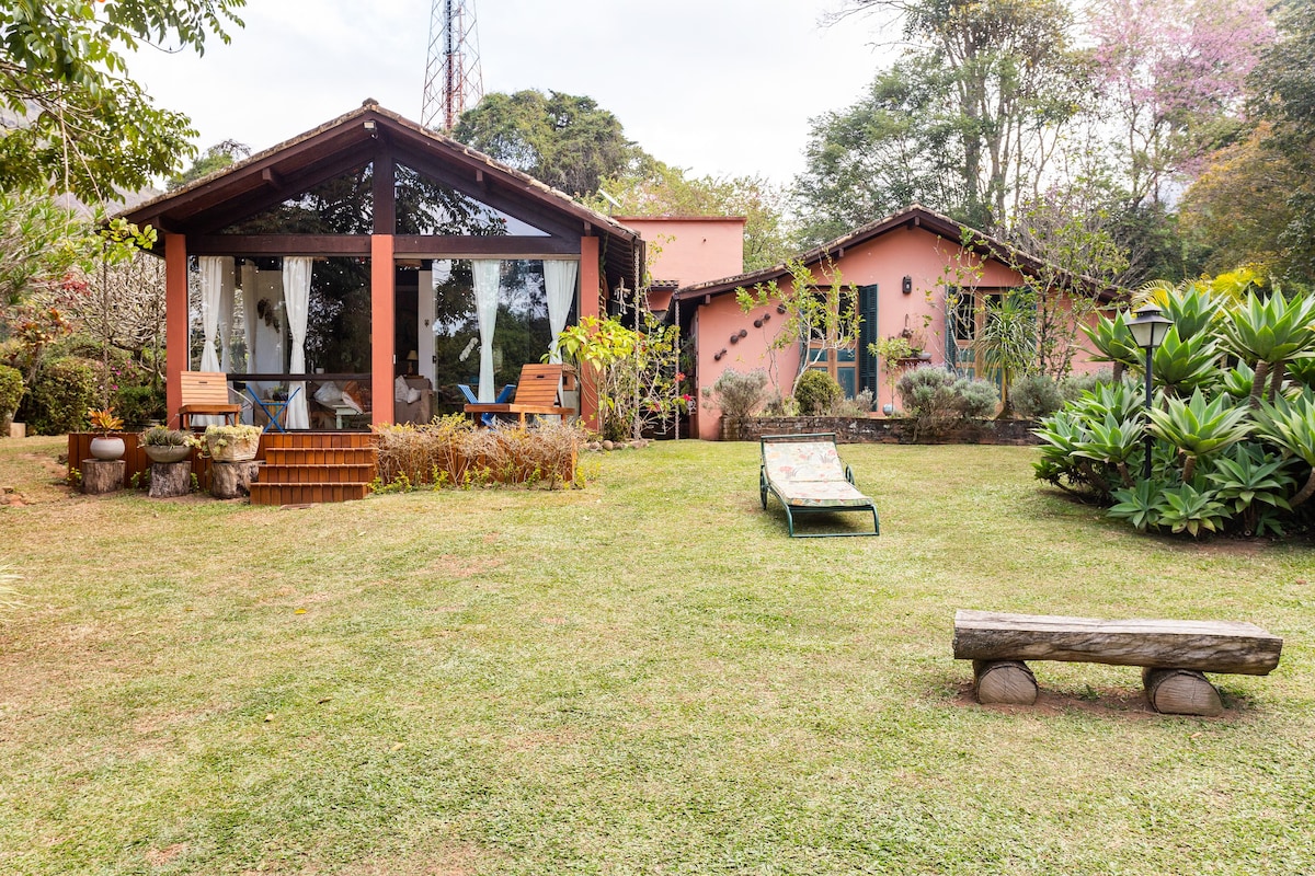 Casa no paraíso de Araras com muito verde.