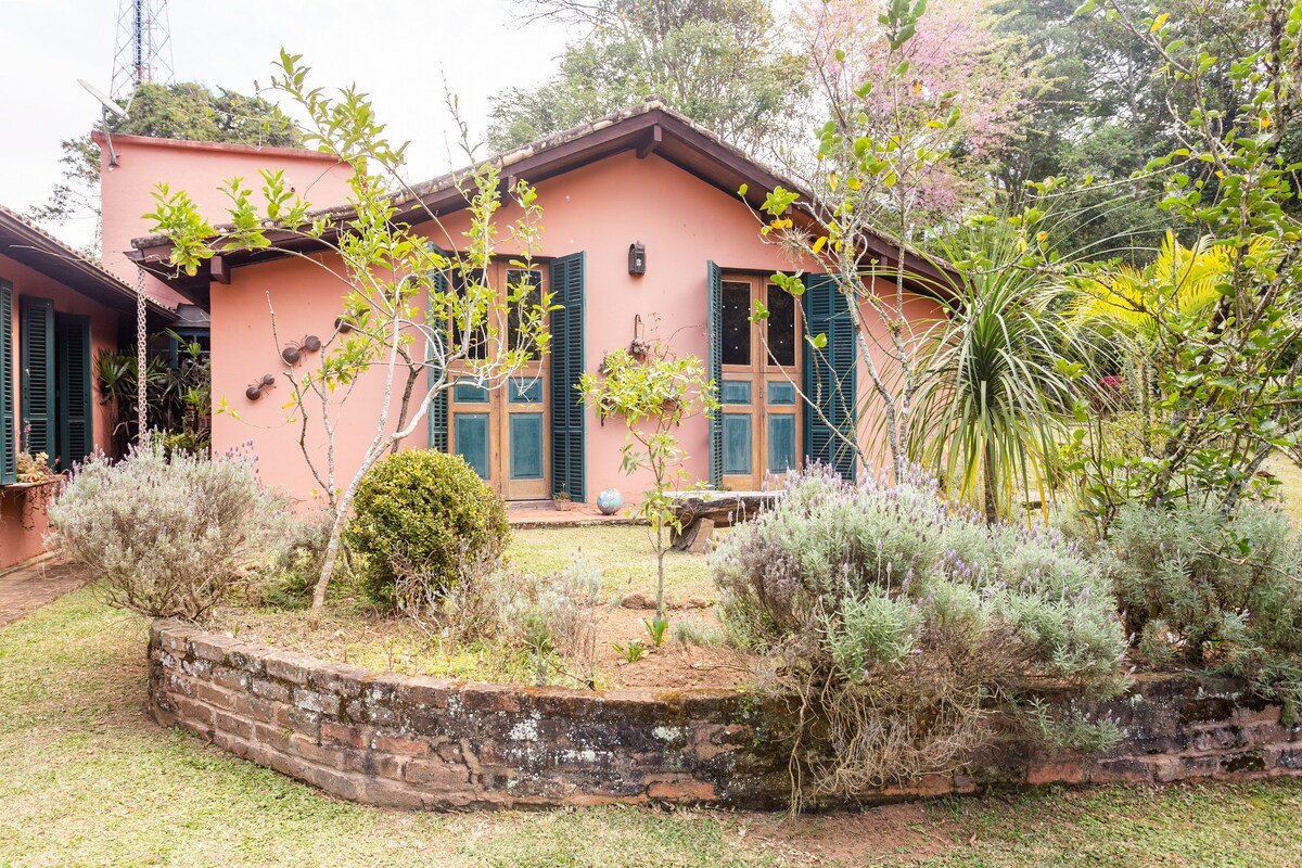 Casa no paraíso de Araras com muito verde.