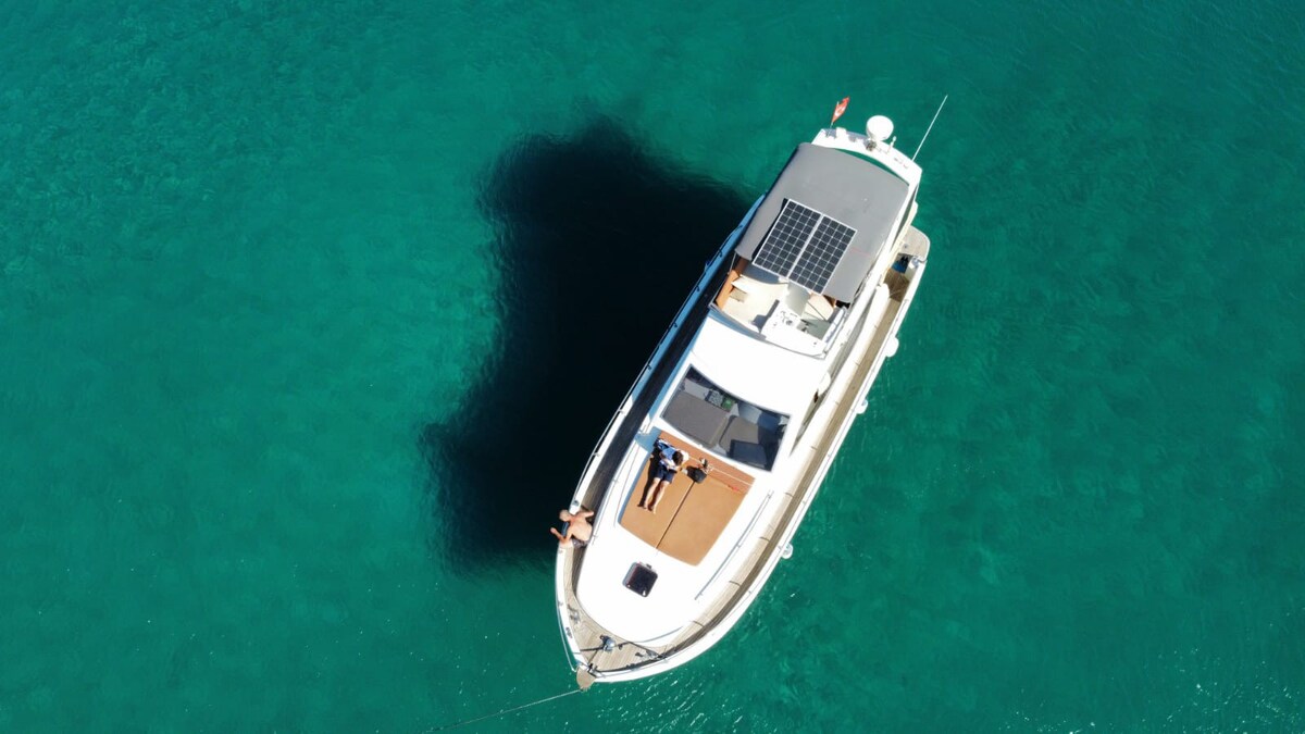 huzurlu bir tatil için aile ortamı sunan konforlu bir tekne