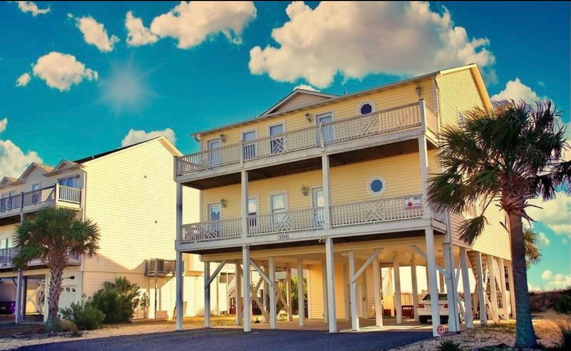 Mere steps to the beach & amazing ocean views