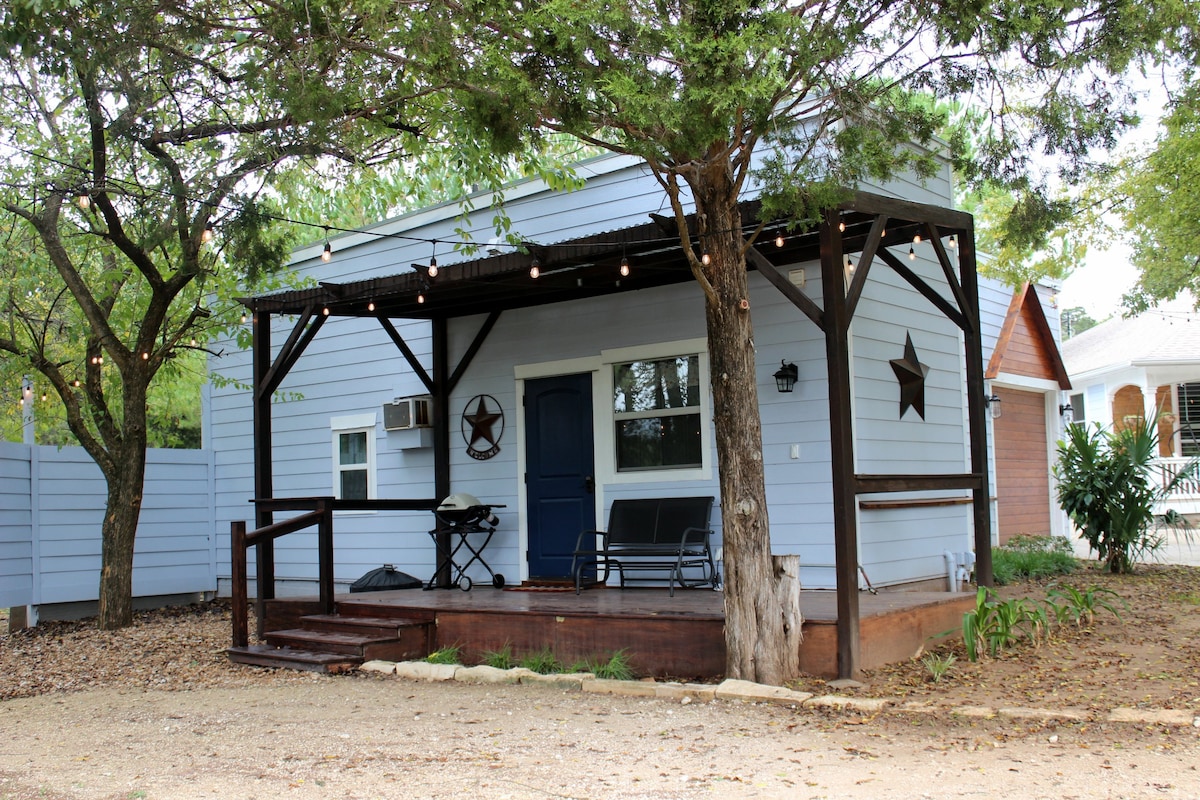 Time to relax & enjoy this Quiet Country Cottage