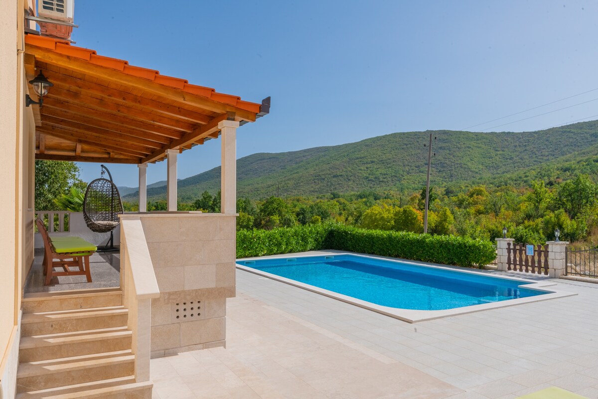 Villa Secret Beauty with Salt pool and Jacuzzi
