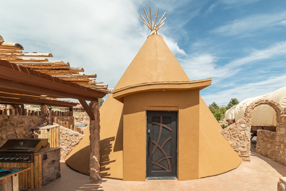 靠近锡安的舒适印第安帐篷，配有加大双人床和热水浴缸