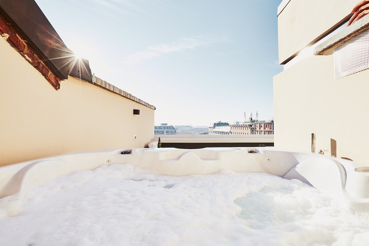 位于纳维利（ Navigli ）/市中心的阁楼，带露台和按摩浴缸