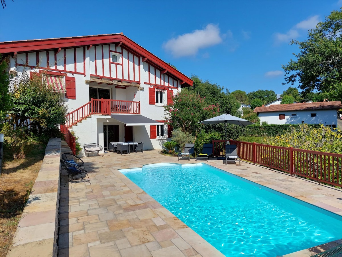 Chambre petit déjeuner dans maison basque piscine