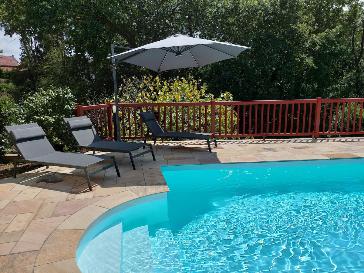 Chambre petit déjeuner dans maison basque piscine