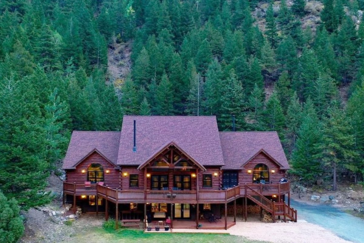 Rocky Mountain Lake Home Close to Denver