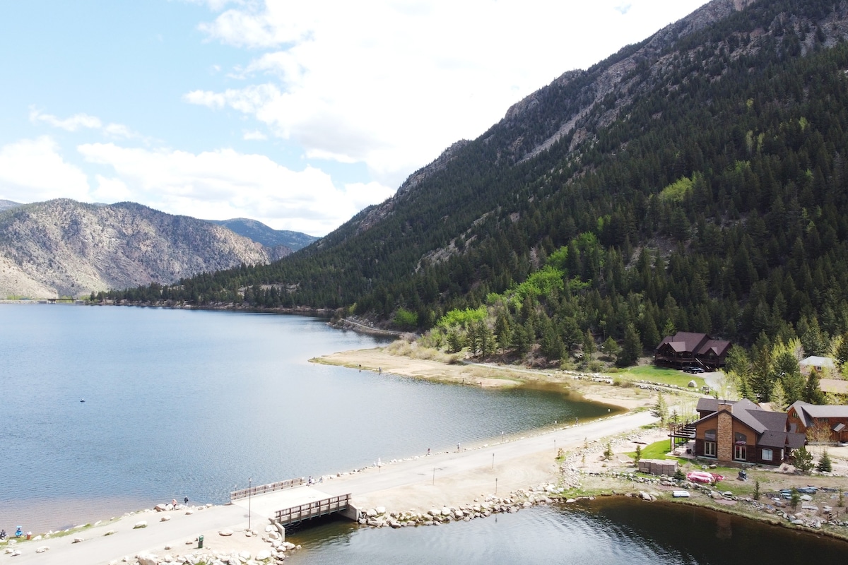 Rocky Mountain Lake Home Close to Denver