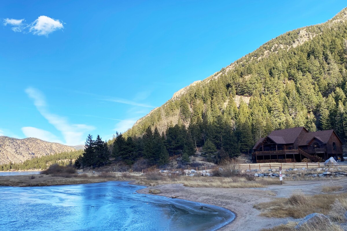 Rocky Mountain Lake Home Close to Denver