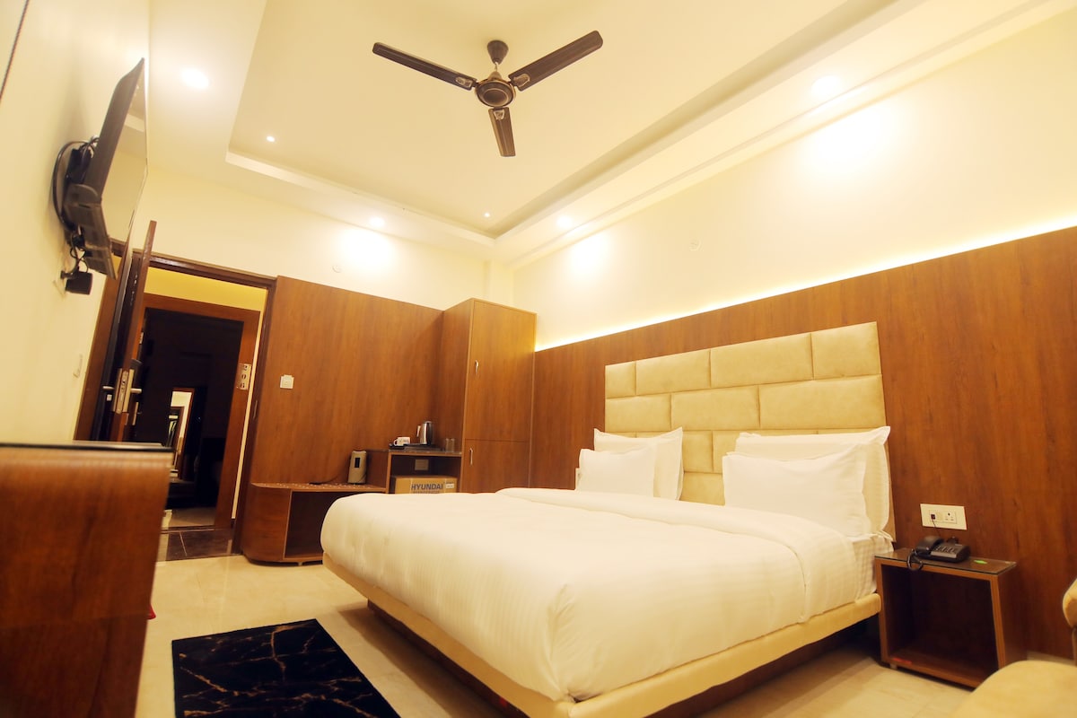 Deluxe Room at Teertham Hotel