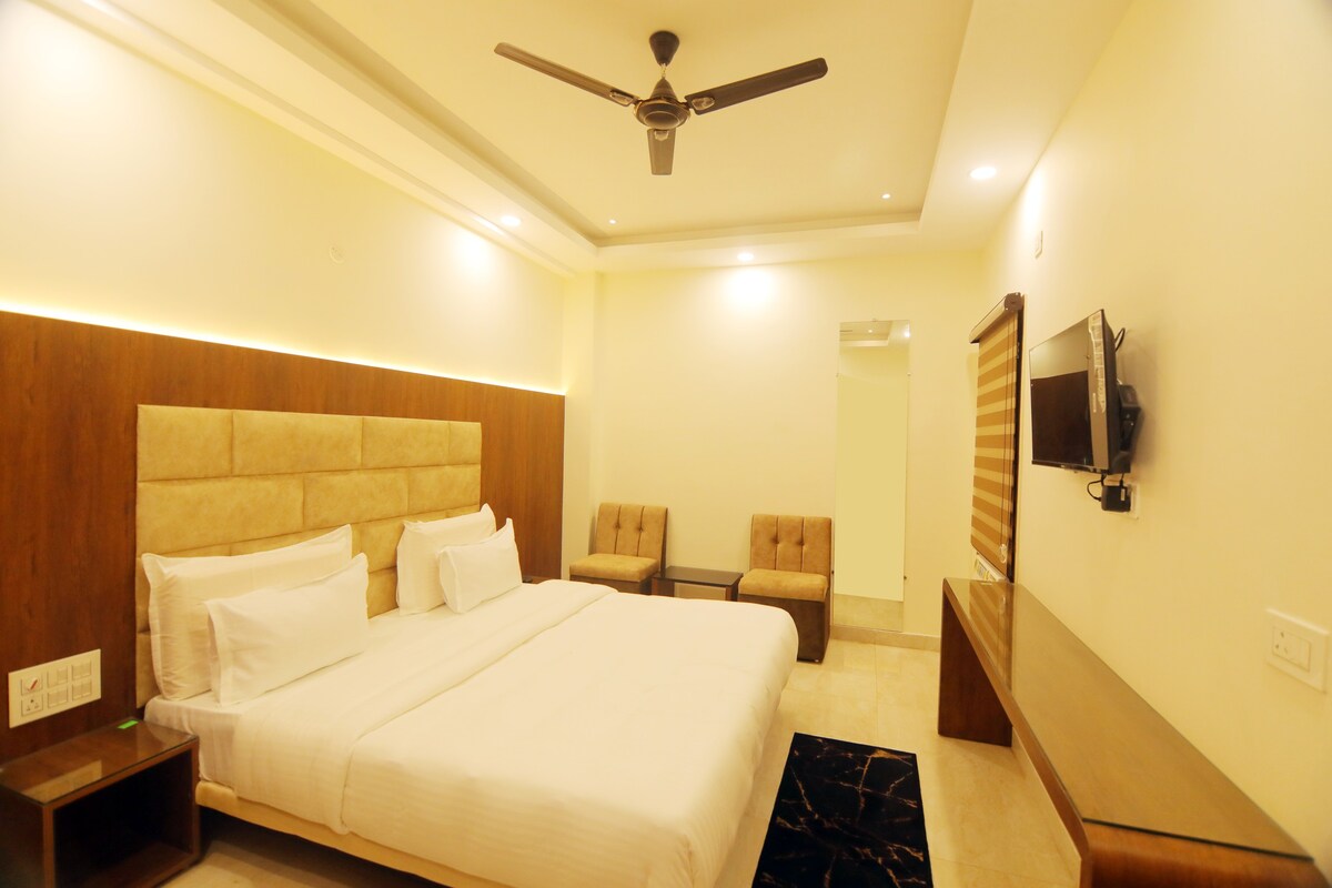 Deluxe Room at Teertham Hotel