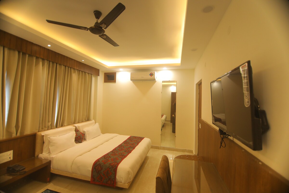 Deluxe Room at Teertham Hotel