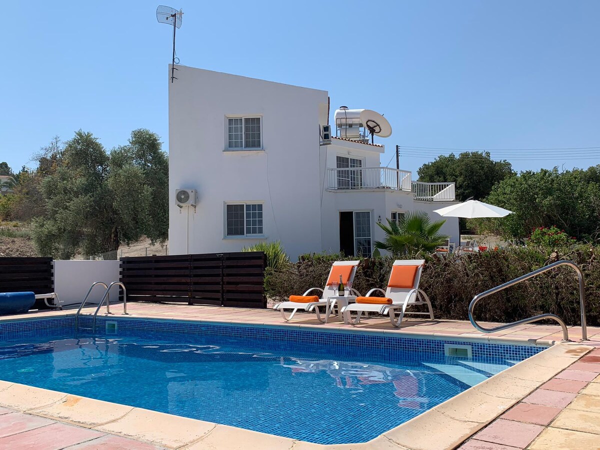 康斯坦丁诺斯别墅（ Villa Konstantinos ） ：大型私人泳池，可欣赏海景