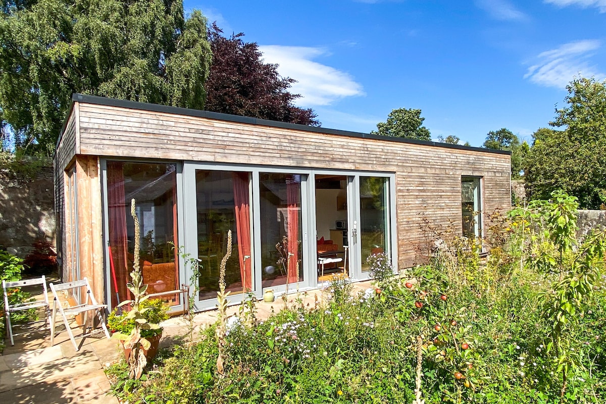 Beautiful Garden House with off-street parking