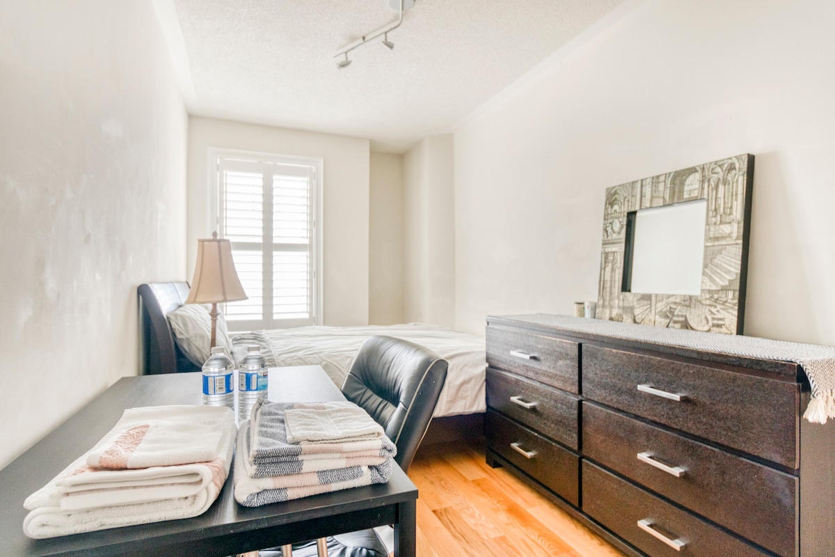 Mr/Ms. Sunshine-Peaceful Townhouse in North York