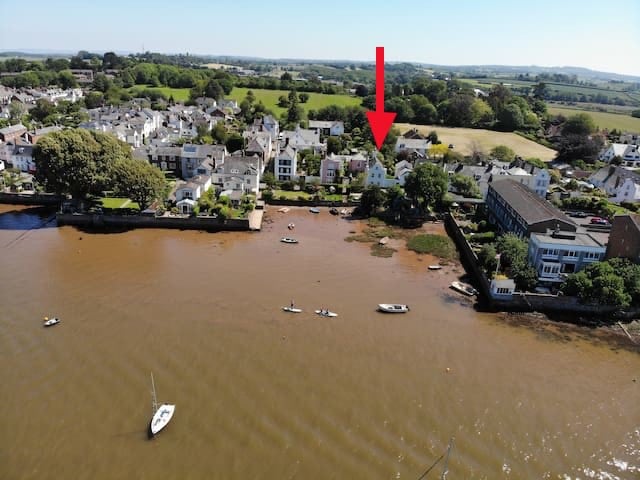 17th century pet-friendly house on the river Exe