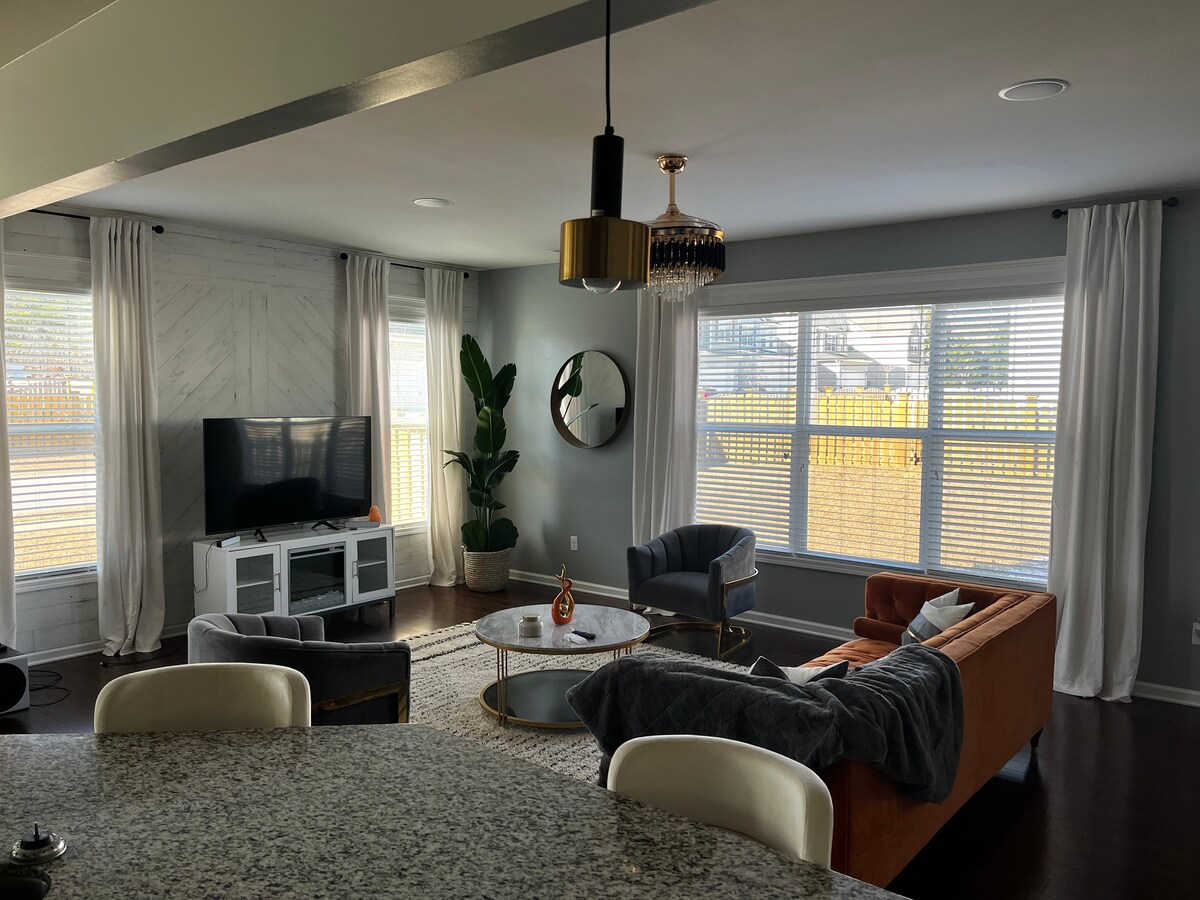 Modern 3- bedroom brand new residential home