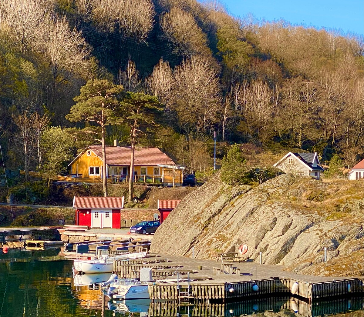 Idyllisk beliggende hus med fjordutsikt