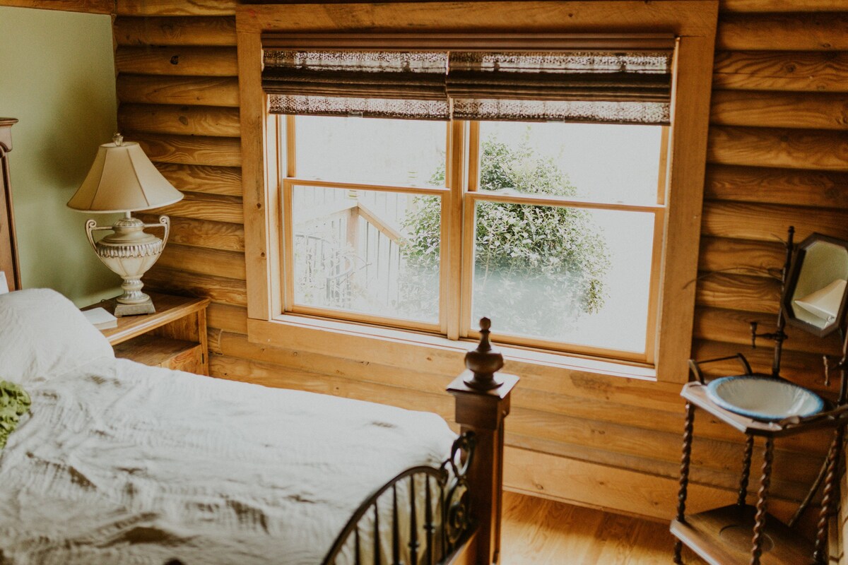位于华丽质朴原木小木屋中的独立卧室！