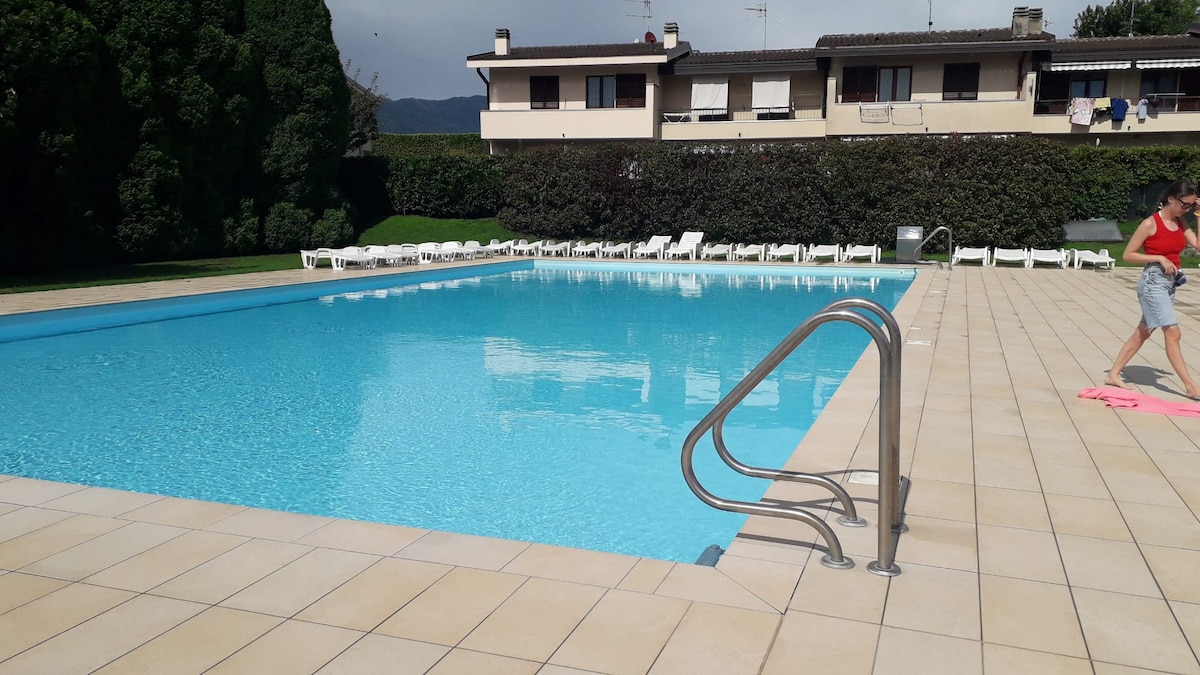马焦雷湖（ Lake Maggiore Monvalle ）带泳池的公寓