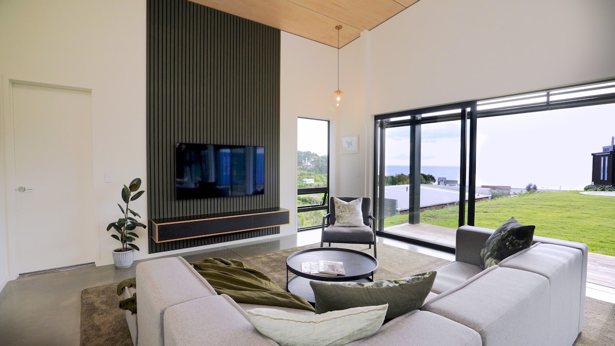 Luxury home with ocean views in beachside culdesac