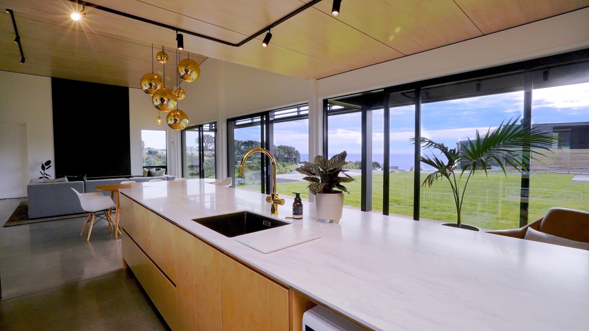 Luxury home with ocean views in beachside culdesac