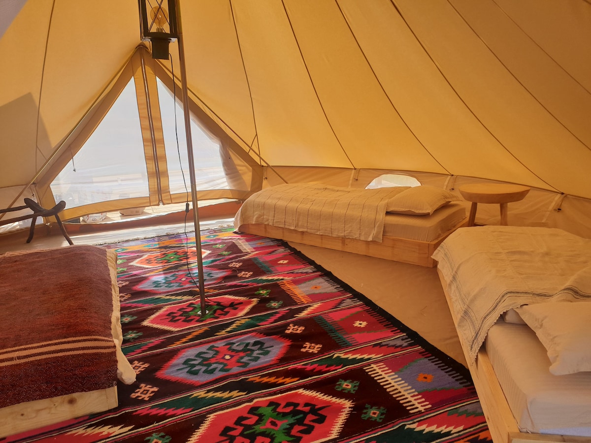 Cosy glamping tent with private bathroom & kitchen