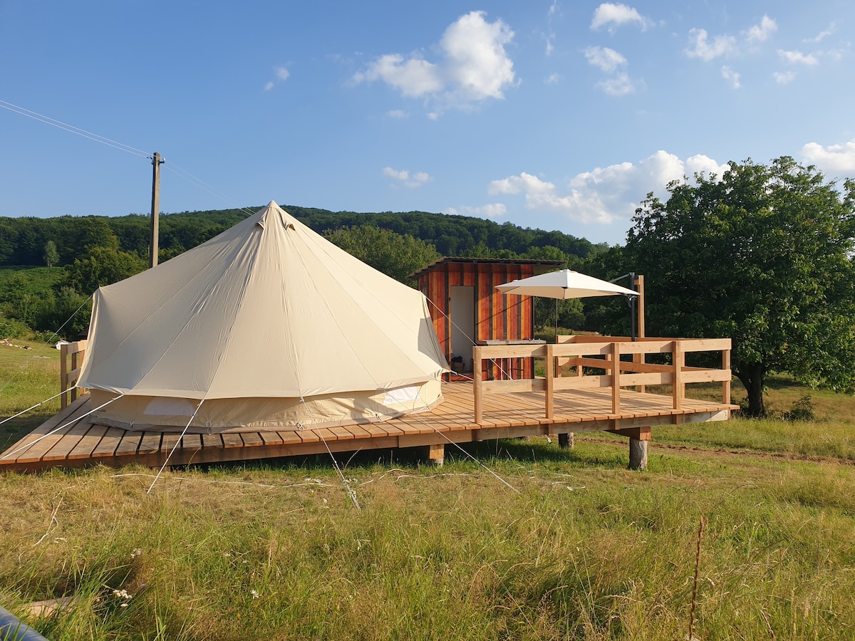 Cosy glamping tent with private bathroom & kitchen