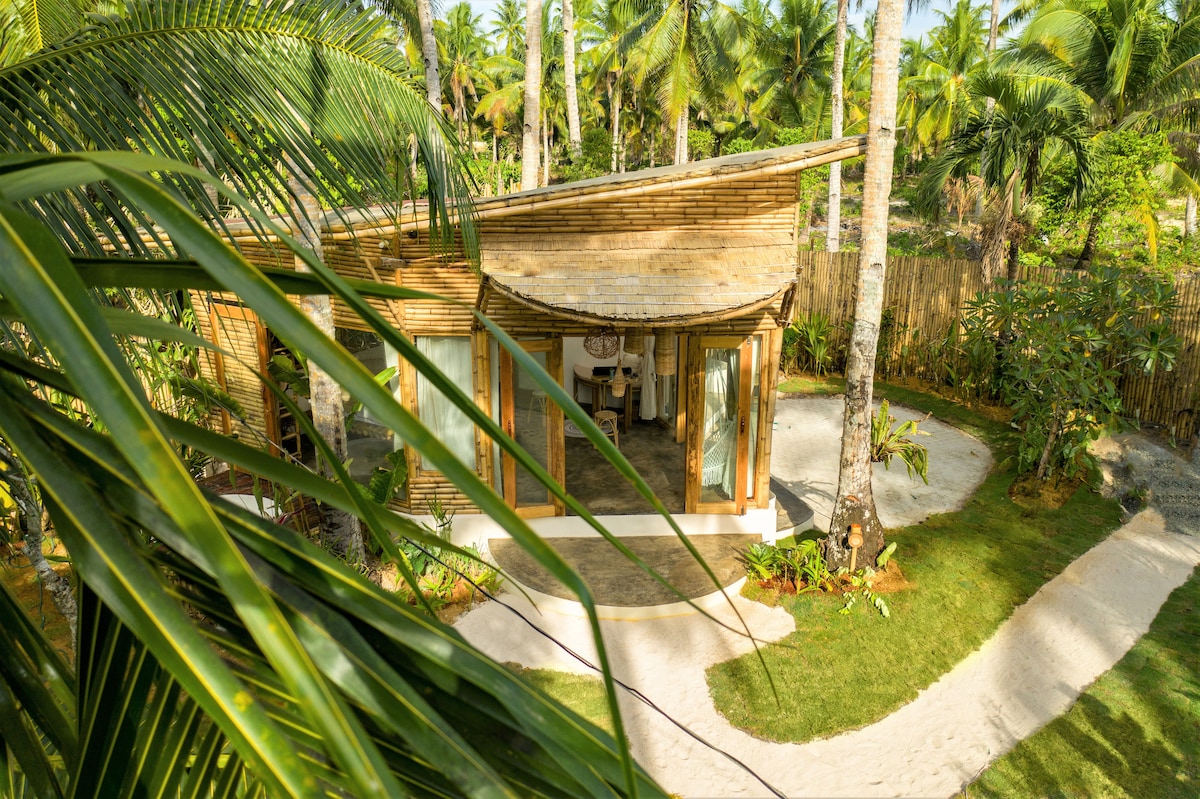 The Bamboo House ·热带花园和空荡荡海滩